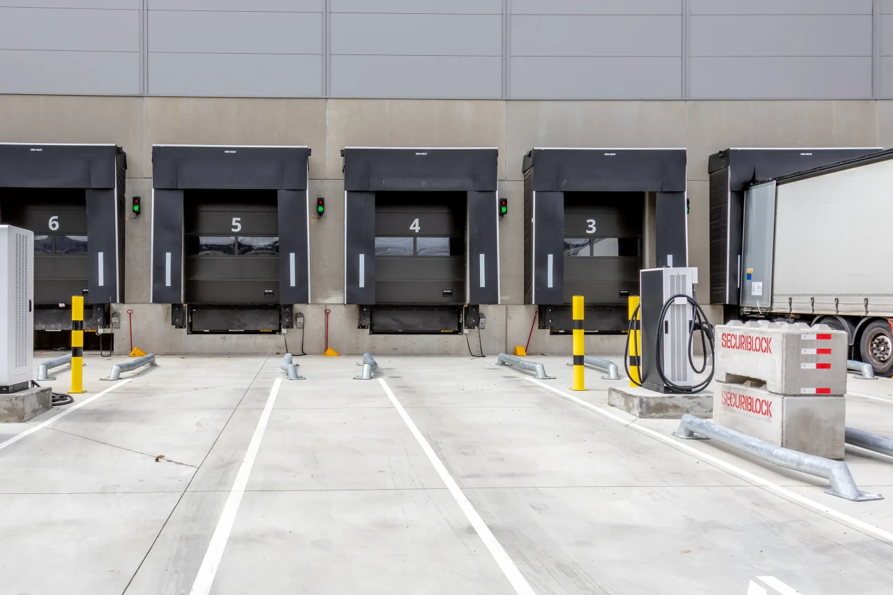 Quais de chargement logistique équipés de bornes pour véhicules électriques sur plateforme