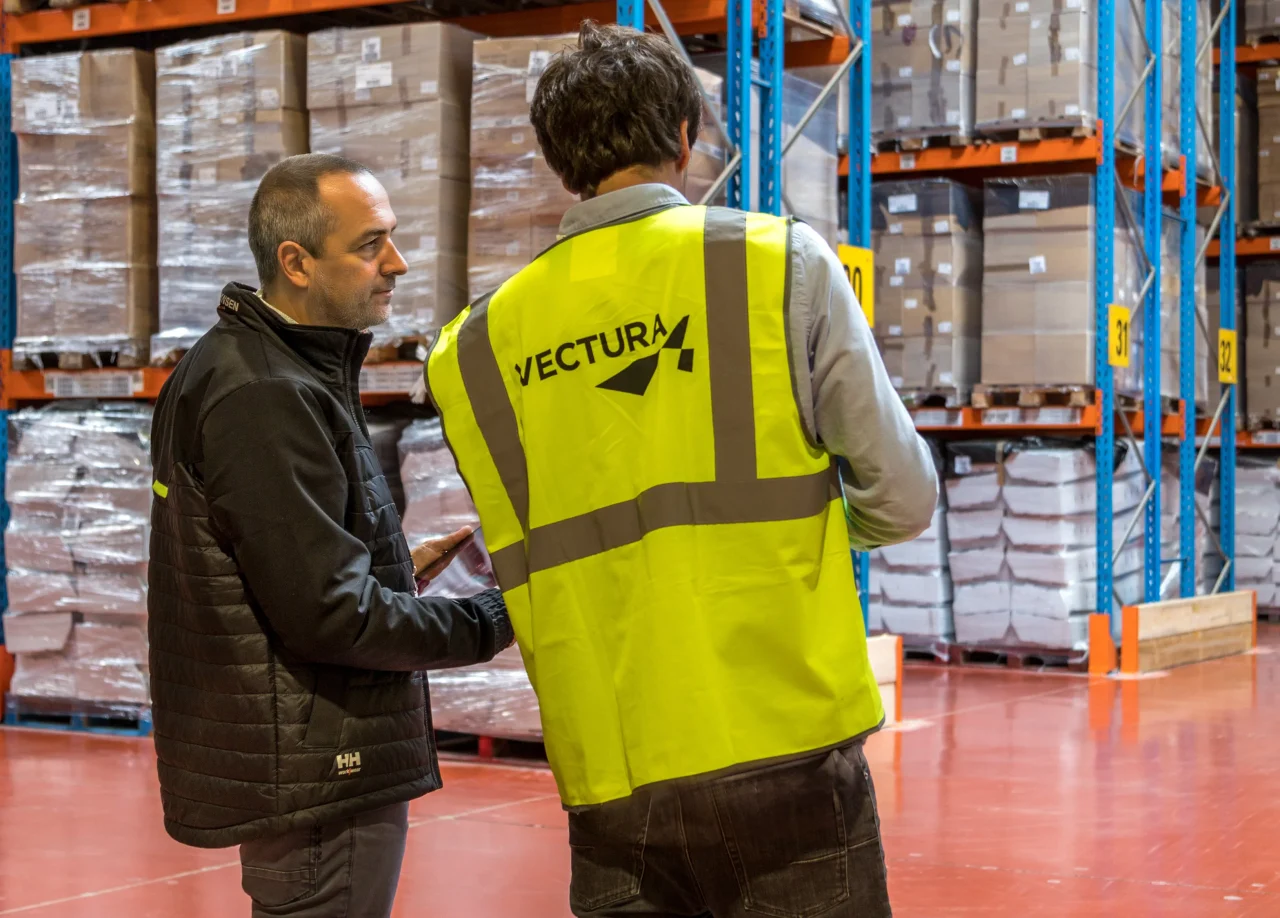 Responsables Vectura Logistique supervisant les opérations en entrepôt au sein d’une plateforme logistique