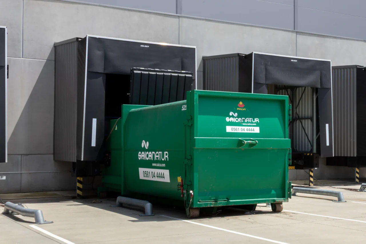 Zone de tri et bennes de déchets sur plateforme logistique Vectura Logistique