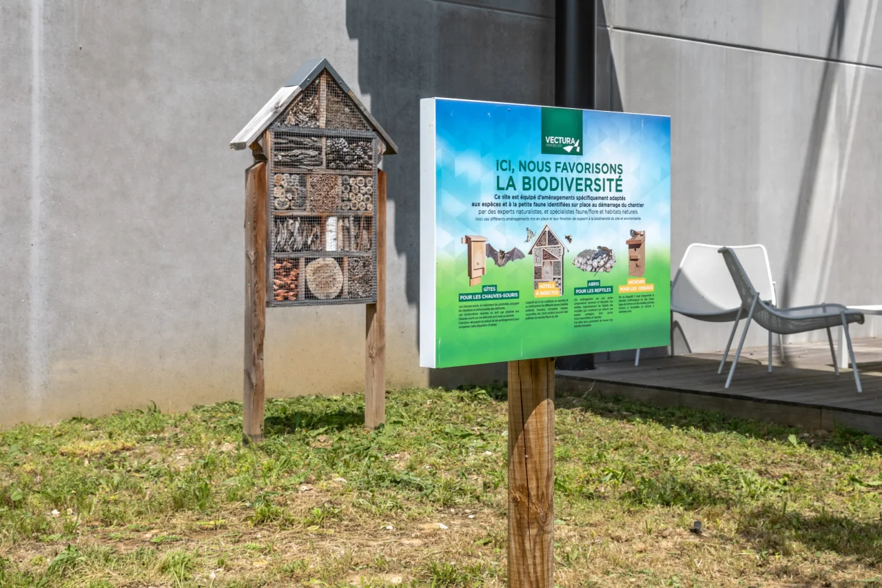 Hôtel à insectes et panneau biodiversité installés sur une plateforme logistique Vectura Logistique