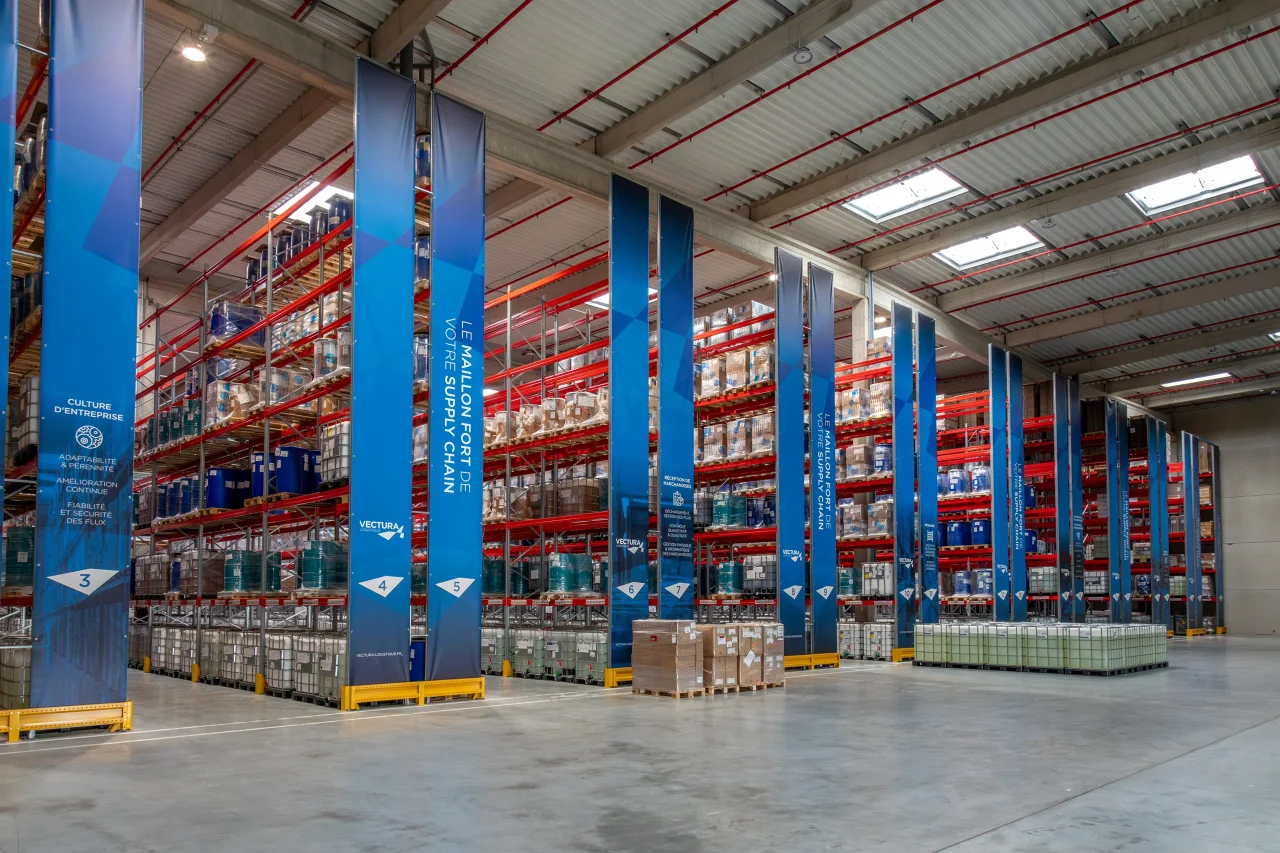 Entrepôt logistique Vectura Logistique avec racks grande hauteur, sol béton traité au quartz et infrastructure conforme ICPE 1510