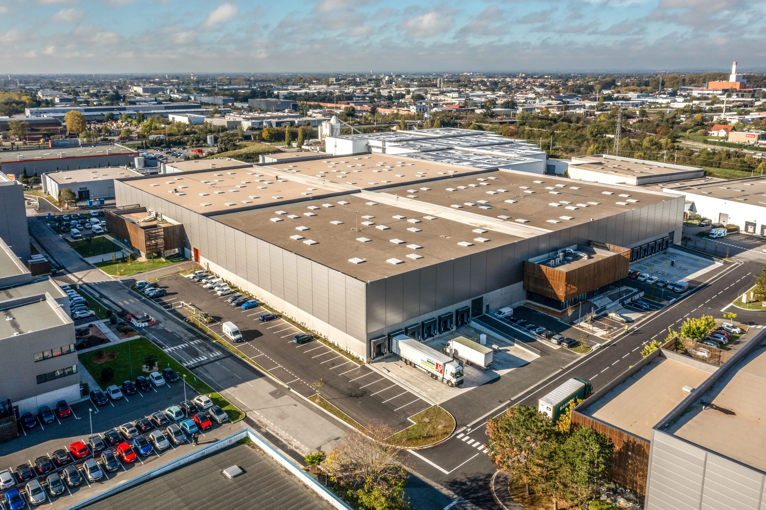 Plateforme logistique vectura vue aérienne illustrant les infrastructures de stockage et d’expédition