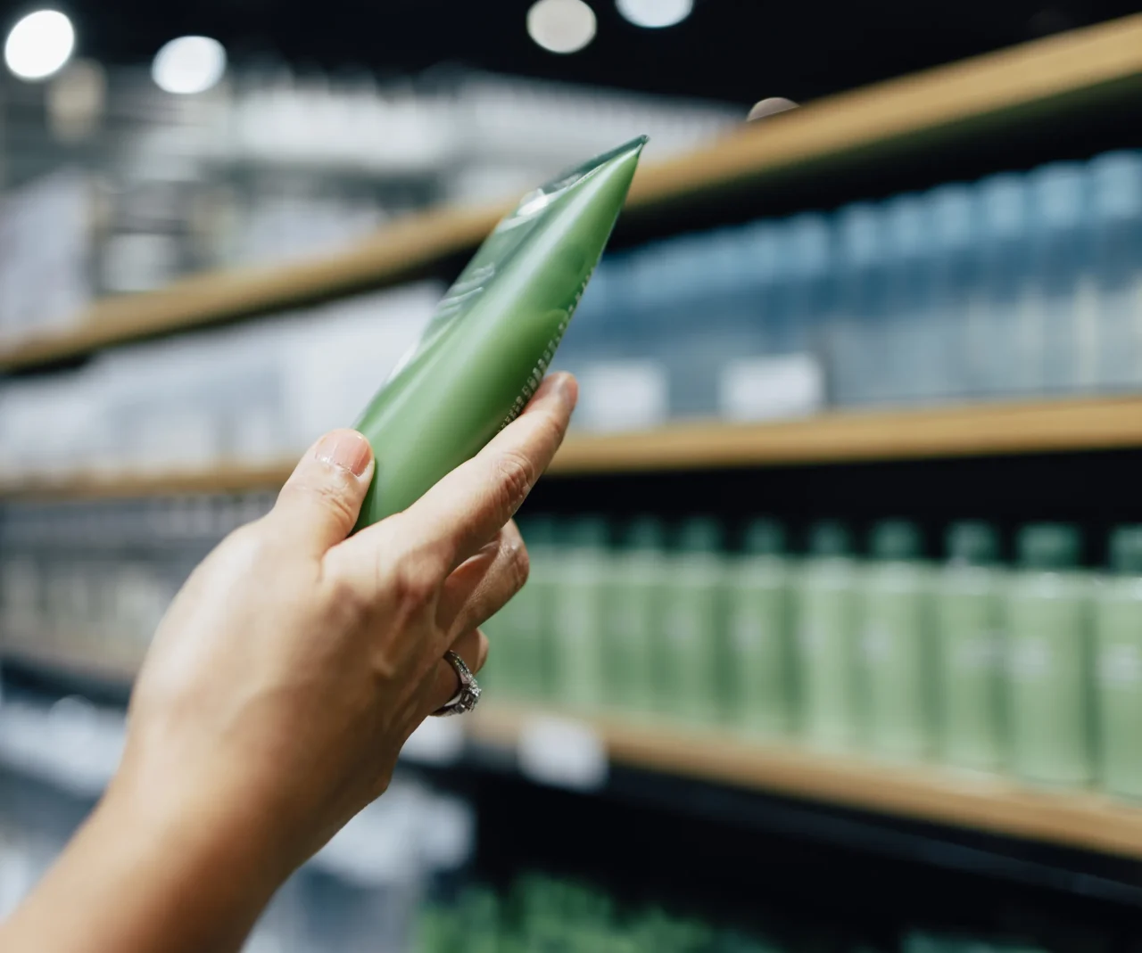 Sélection d’un produit cosmétique en linéaire illustrant la disponibilité et la gestion logistique en point de vente