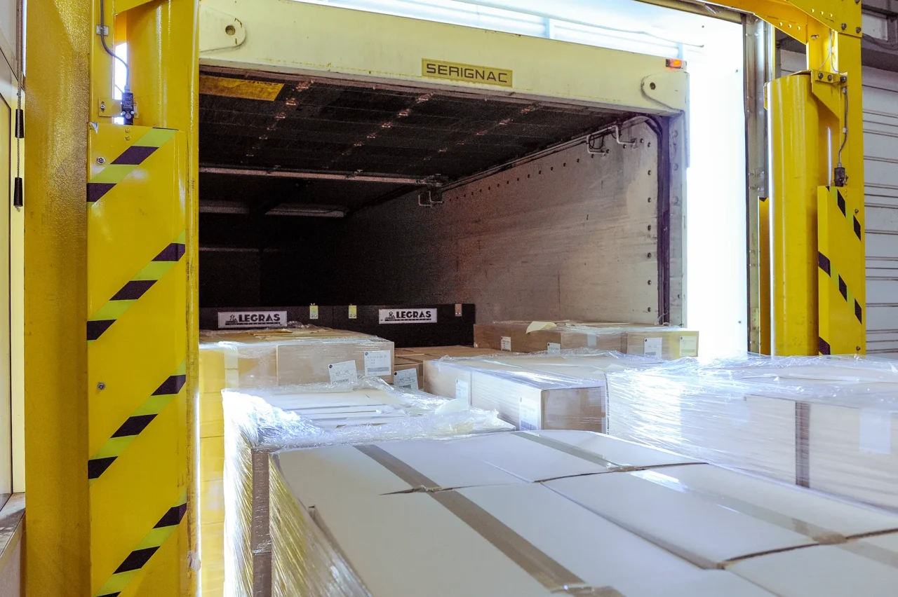 Déchargement de marchandises au quai de réception illustrant le contrôle et l’intégration des flux entrants