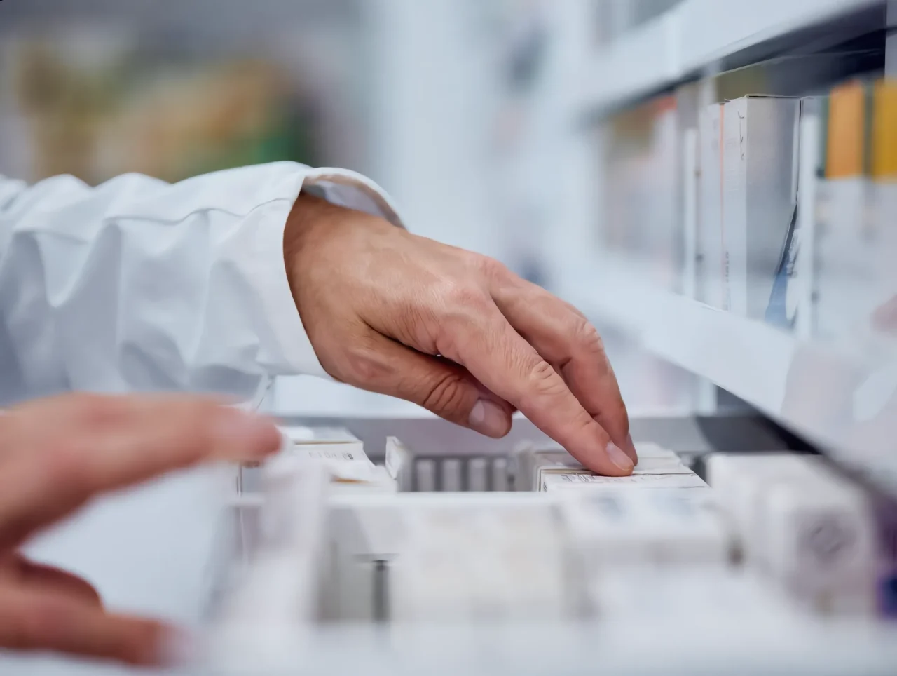 Prélèvement en stock de produits santé avec geste précis – traçabilité et conformité logistique