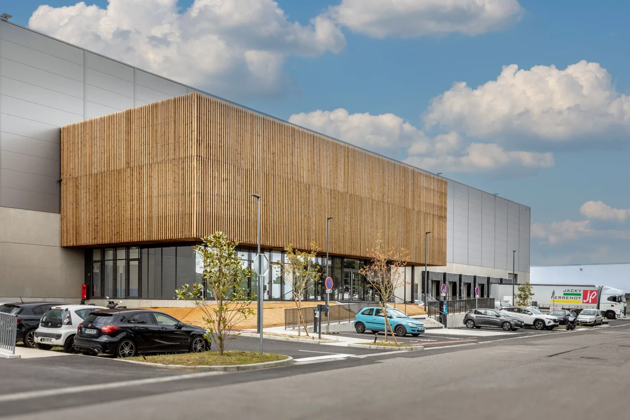Plateforme logistique Vectura Logistique certifiée BREEAM avec façade bois et architecture durable