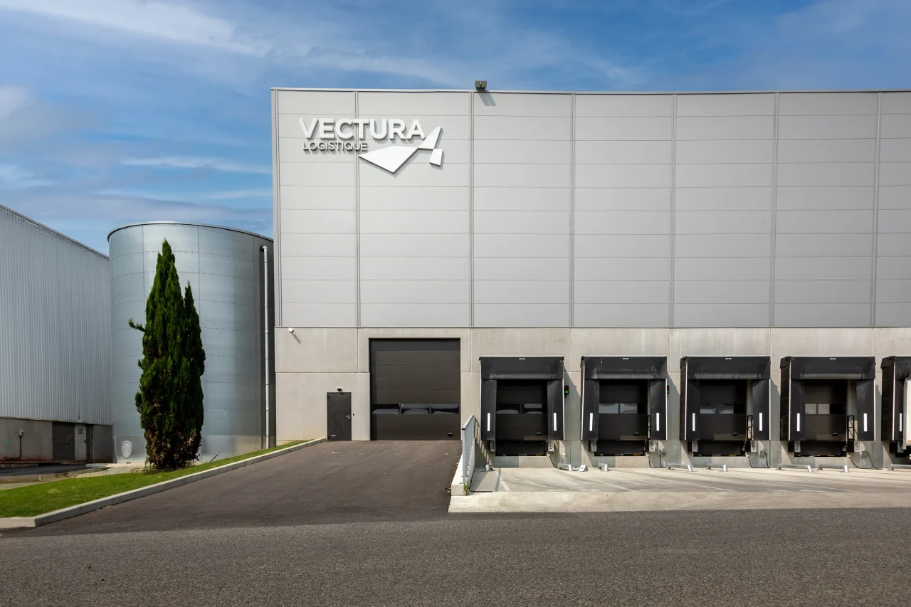 Plateforme logistique Vectura Logistique avec quais de chargement et infrastructure moderne en Occitanie