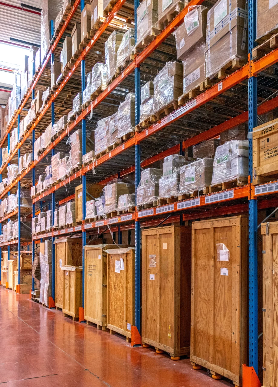 Rayonnage palette en entrepôt logistique avec stockage grande hauteur sécurisé