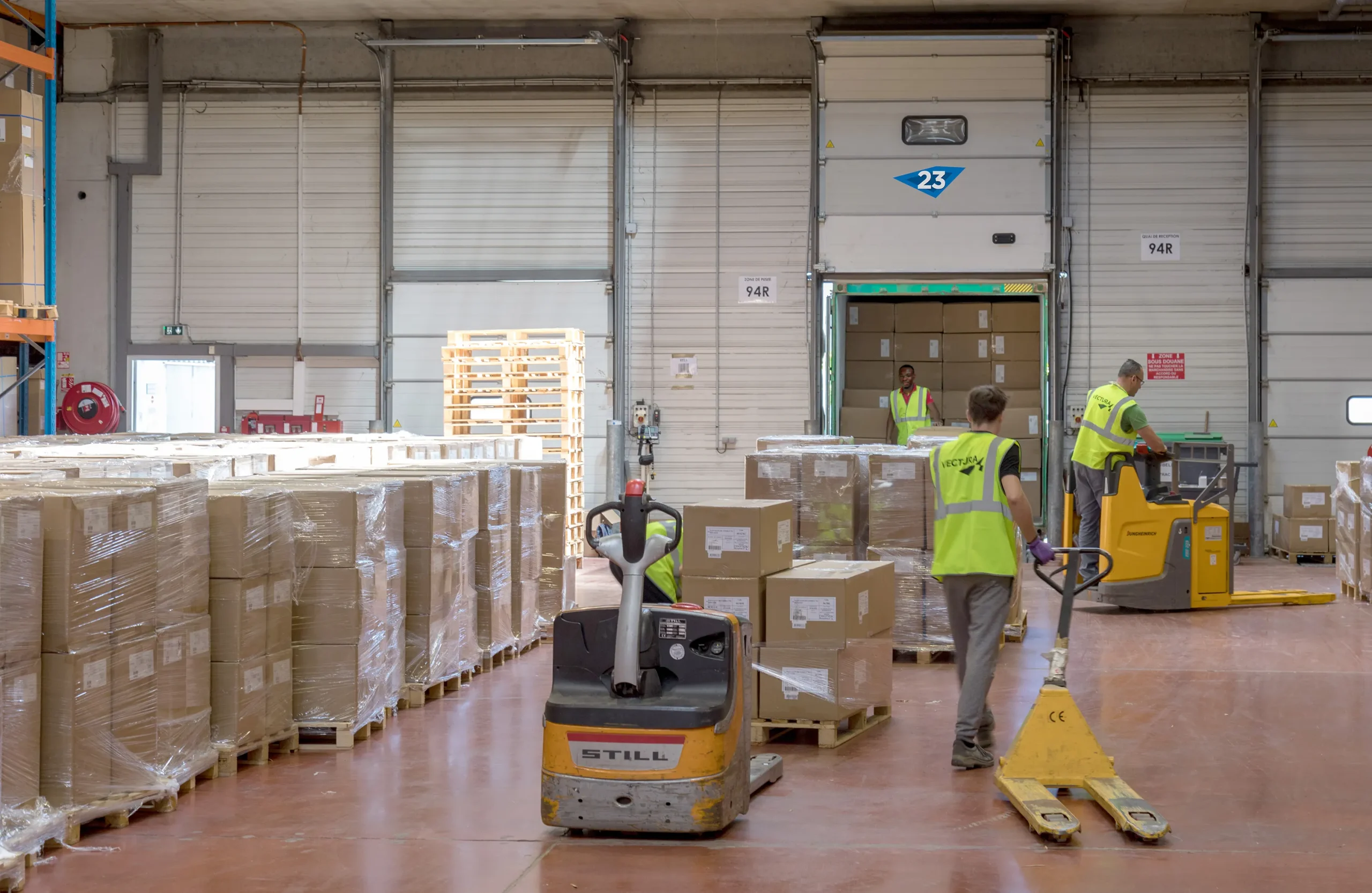 Entrepôt logistique avec gestion des palettes et organisation des flux de stockage