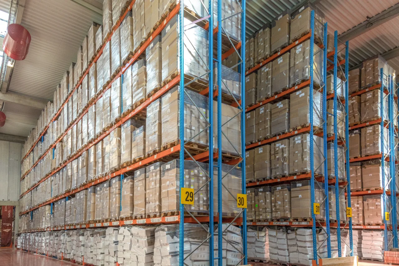 Entrepôt logistique avec racks de stockage grande hauteur et palettes sécurisées