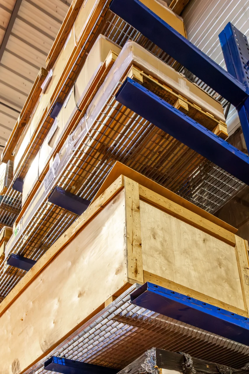 Stockage cantilever en entrepôt pour charges longues et volumineuses