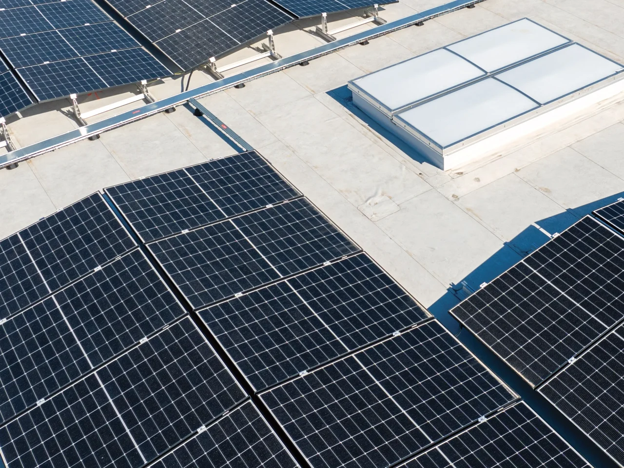 Toiture d’entrepôt logistique équipée de panneaux solaires photovoltaïques sur 15 000 m²