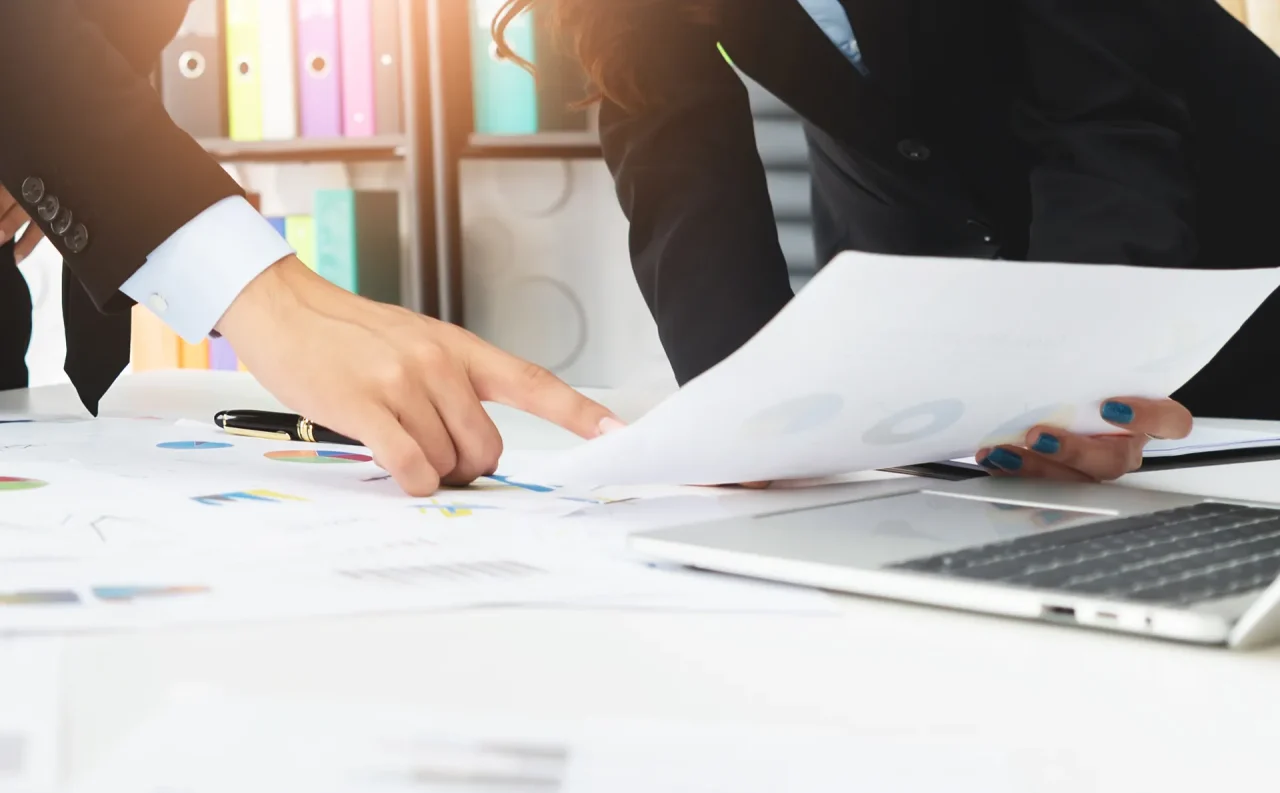 Échange entre collaborateurs pour définir une solution logistique adaptée