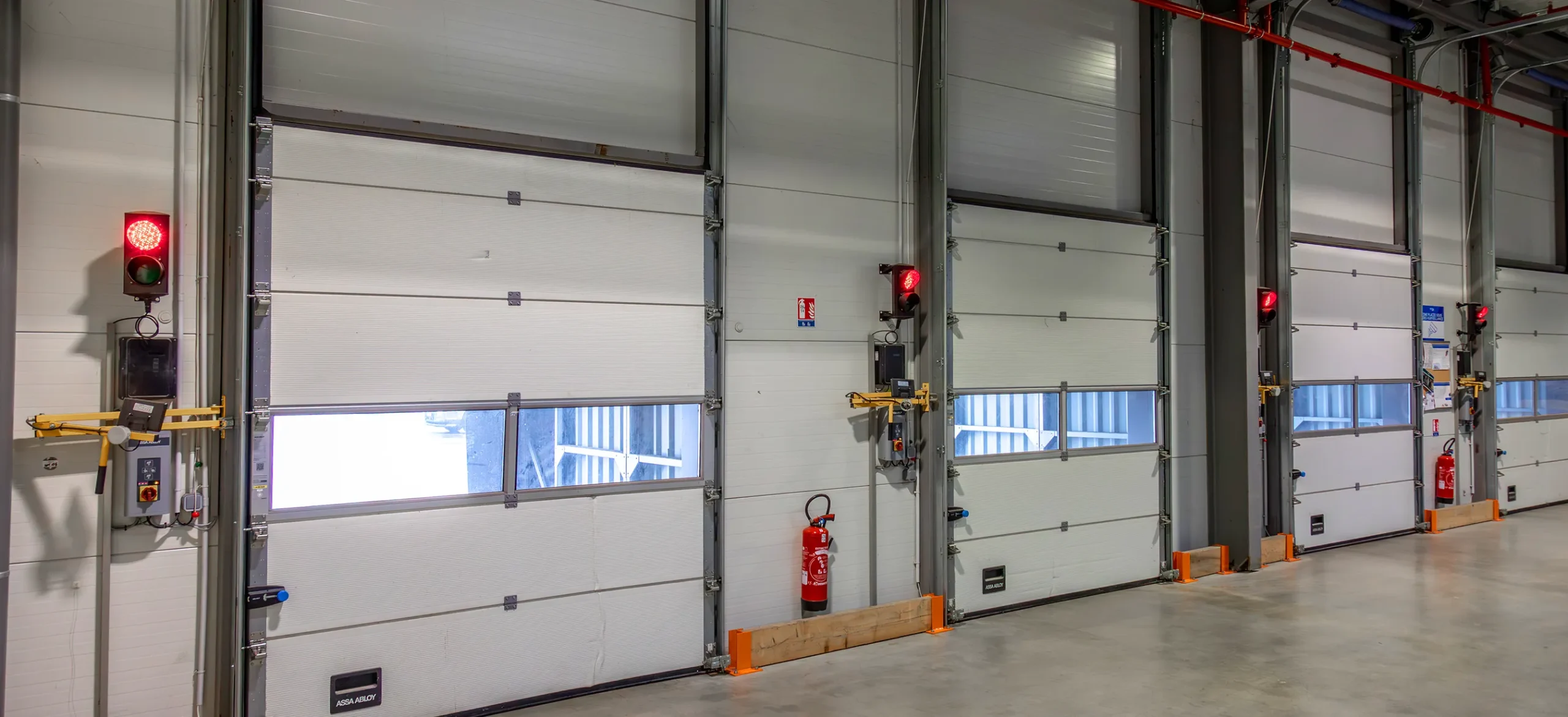 Portes à quai sécurisées d’une plateforme logistique pour les opérations d’expédition et de réception