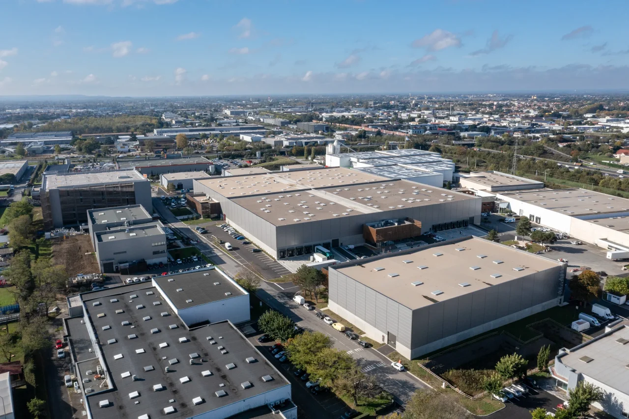 Vue aérienne de la plateforme logistique Vectura à Toulouse montrant les bâtiments et quais de chargement