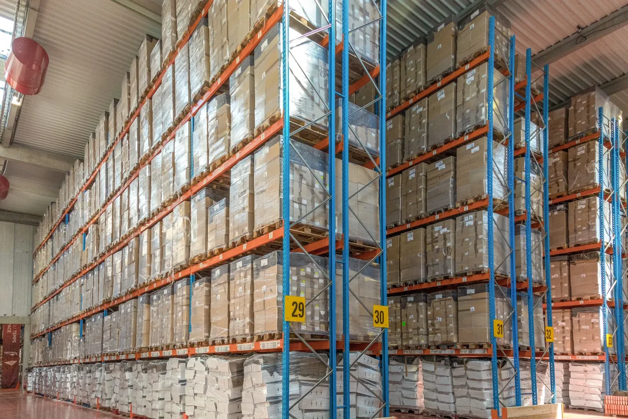Entrepôt logistique avec racks palettes grande hauteur pour stockage BtoB